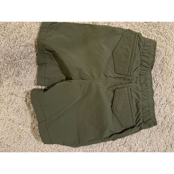 Gap boys 3T hybrid shorts with QuickDry in Army jacket green. New without tags - Picture 3 of 3